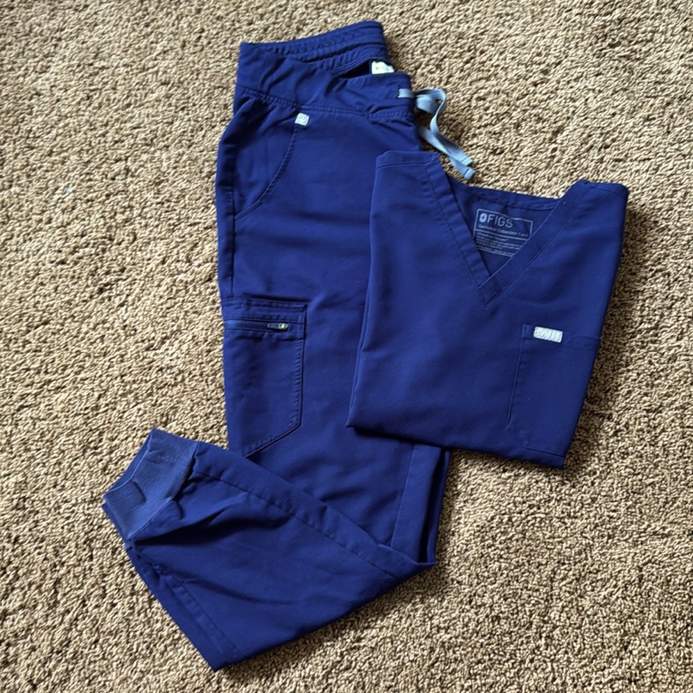 Figs Scrub Set. Navy Zamora Joggers & Catarina Top